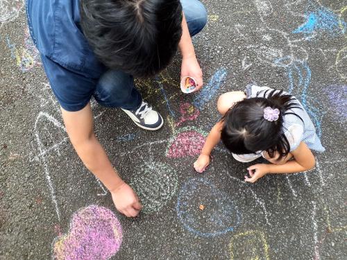 親子でチョークでお絵描きする様子