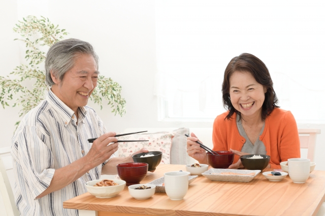 食事を楽しむシニア世代夫婦の写真