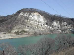 石羽根ダムの北岸にある綱取断層