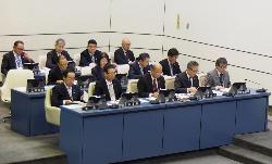 議会中にタブレット端末で議案を見るようす