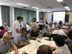 市民と議会をつなぐ会で地域のみなさんと意見交換をしているようす