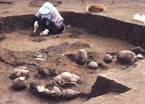 竪穴住居跡から1400年前の土器が見つかった様子