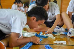 糸を通して