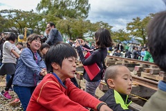 小学生たちも必死に引っ張ります