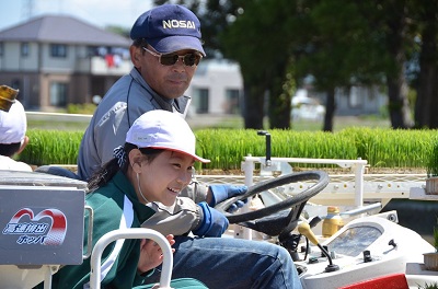 田植え機に乗ってニッコリ