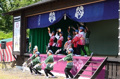 青年会虹色会が踊りを披露