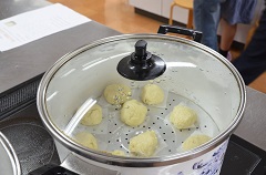 蒸しています。重曹とベーキングパウダー、どんな違いが出るのかな?