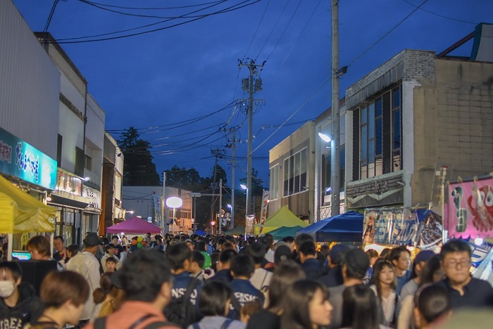 旧ぴあ諏訪町通りは、大勢の人で大賑わい