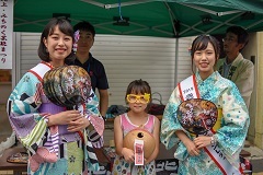 北上みちのく芸能祭りのキャンペーンレディと一緒にチーズ!
