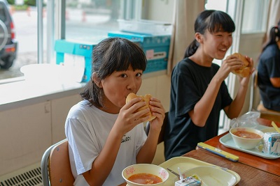 具材がたっぷり入ったパン