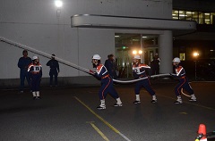 大会で行う操法が披露され参加者約70人が激励の拍手を送りました