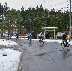 新城選手が監修した自然あふれるコースをロードバイクで駆け抜けました