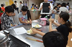 試食!重曹は黄色っぽく、ベーキングパウダーは白っぽくできました。