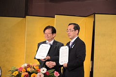 髙橋市長と滝口町長は固く握手を交わしました