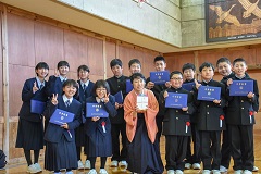 笑顔で記念撮影