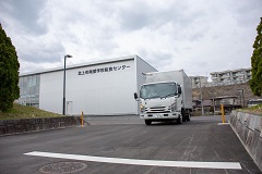 新しい給食センターから給食を配送するトラック