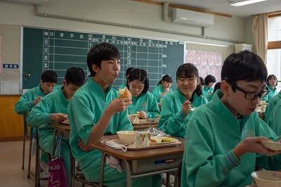 みんなで食べる給食はおいしい
