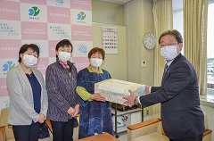 北上市地域婦人団体協議会和賀支部から手作りマスク175枚が寄贈されました