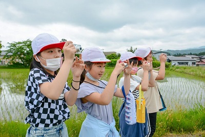 1人1台のカメラを持って学校周辺を探索