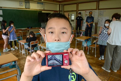 教室に戻ってからは、なぜ好きか・嫌いかの理由を話しながら撮影した写真をお互いに共有