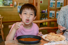 昼食時には炭焼のナンで食べるカレーが振る舞われました