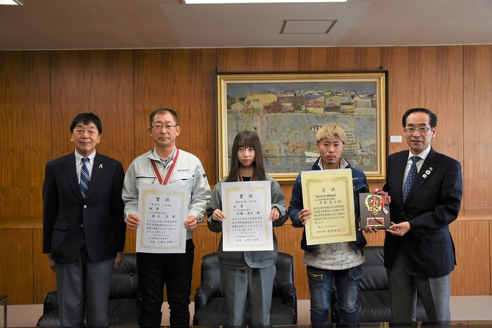 岩手県若年者技能競技会で入賞した北上高等職業訓練校の在校生3人