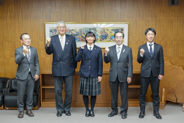 専修大学北上高校女子サッカー部の選手や監督たちが12月21日、本庁舎を訪れ市長に抱負を語りました