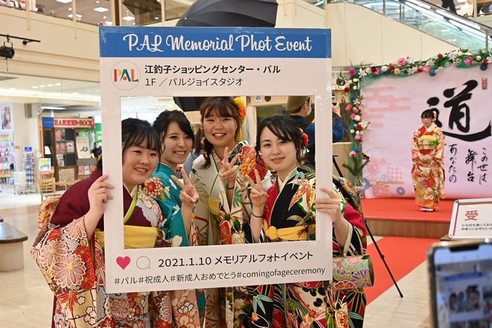艶やかな振袖を身にまとった新成人