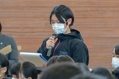 佐藤柑奈さんは歩行者の安全のため、国道4号の北上工業団地口交差点に歩道橋を設置してはと提案