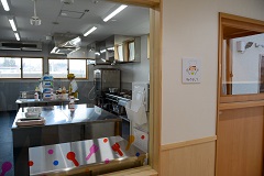 大きな窓を設けた調理室