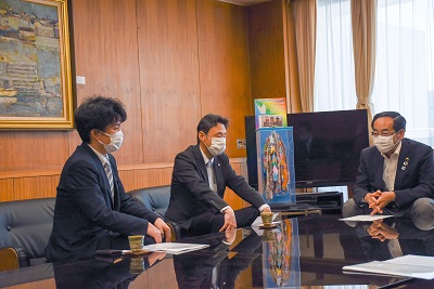 企画担当者の佐藤浩氏は、折り鶴が集まってよかった。読者の皆さんに感謝していると話しました