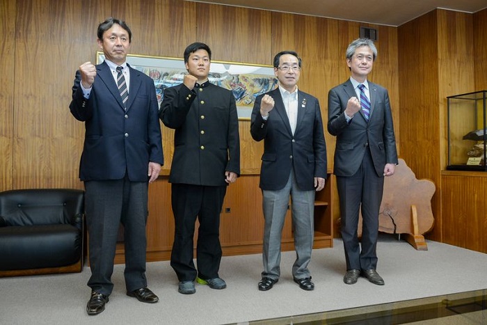 黒沢尻北高校ラグビー部の選手らは5月13日髙橋市長を表敬訪問