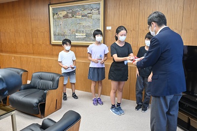 しおりを高橋市長と平野教育長に届けました