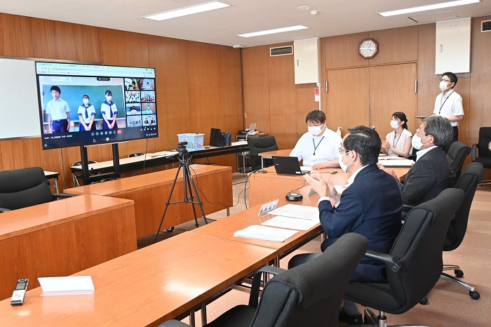 オンラインで市本庁舎と各校をつなぎました