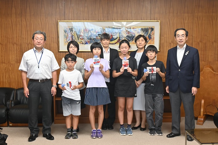 利根山光人の絵や感想やメッセージ付きのしおりにして、高橋市長と平野教育長に届けました