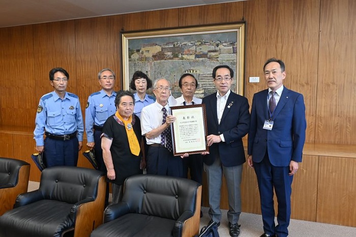 岩手県交通安全対策協議会から市へ表彰状が伝達されました