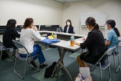 参加者らは、仕事の進め方や職場環境について意見を交わし、業種を越えた交流を深めました