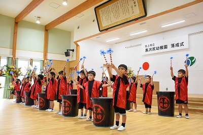 年長園児20人が太鼓を披露