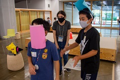目隠し状態で声による指示のみで目的地へたどり着くゲーム