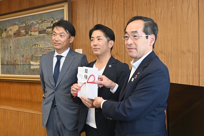 東北希望の襷(たすき)マラソン実行委員会(白井学代表)10万円を市に寄付