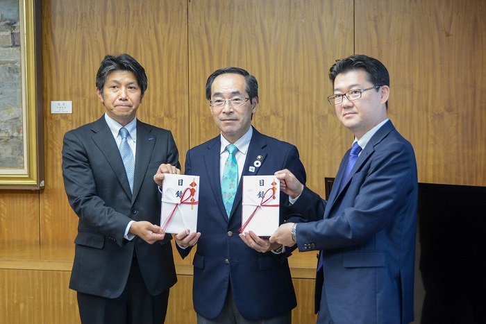 東北電力ネットワーク花北電力とユアテック北上営業所LED街路灯20基と取り付け工事一式を市へ寄贈