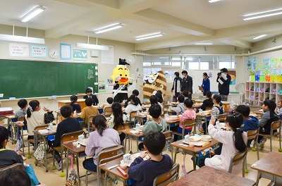 教室におに丸くんといも丸くん登場