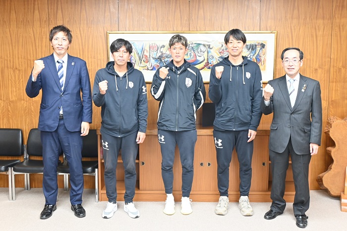 J2昇格を決めたいわてグルージャ盛岡の選手ら