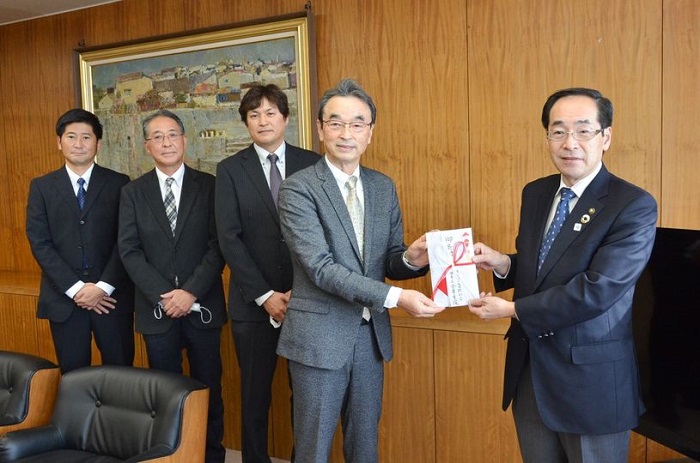 医療法人社団敬和会は12月13日、市へ100万円を寄付しました