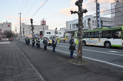 一斉街頭指導特別活動は市役所本庁舎の南東側十字路交差点で行われました