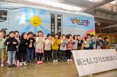 大通り保育園の園児が合唱を披露