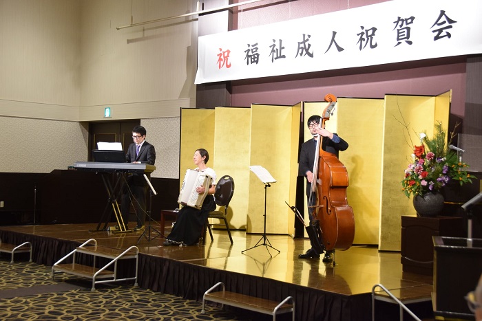 アコーディオン、ウッドベース、キーボードのトリオ演奏が披露