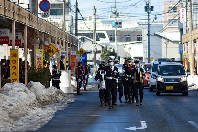 さくらホールから市役所本庁舎までを力強く行進