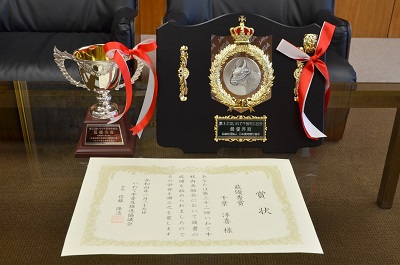髙橋市長に受賞を報告しました