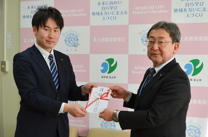 東北銀行従業員組合が図書カードを寄贈